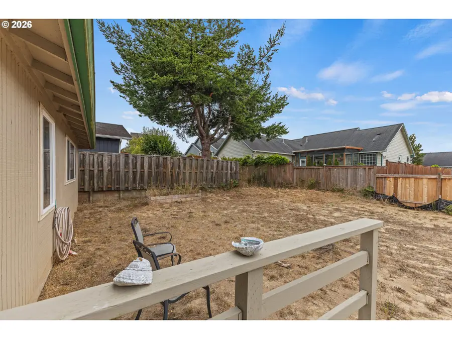 2060 Hayes St, North Bend, OR 97459 - #2