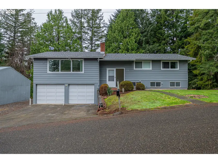 1070 E 15th St, Coquille, OR 97423 - #2