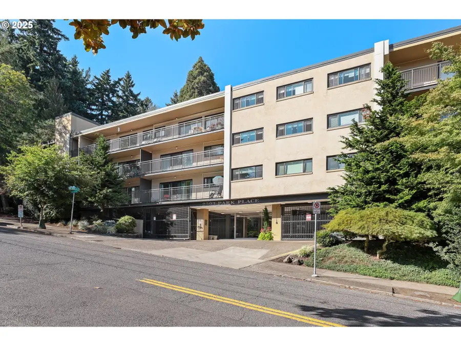 2393 SW Park Pl #210, Portland, OR 97205 - Image #2
