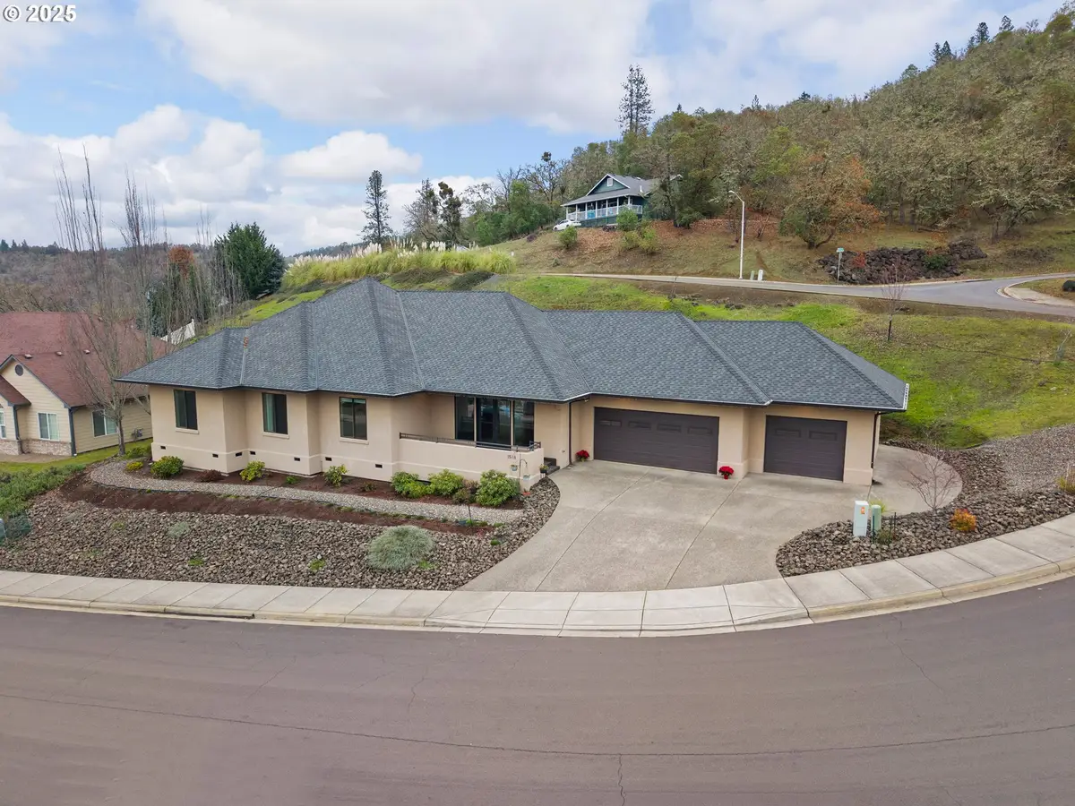 1518 NE Vista Fe Ct, Roseburg, OR 97470 - Image #1