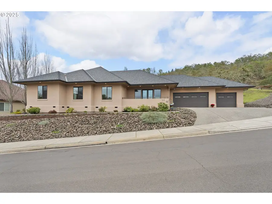 1518 NE Vista Fe Ct, Roseburg, OR 97470 - Image #2