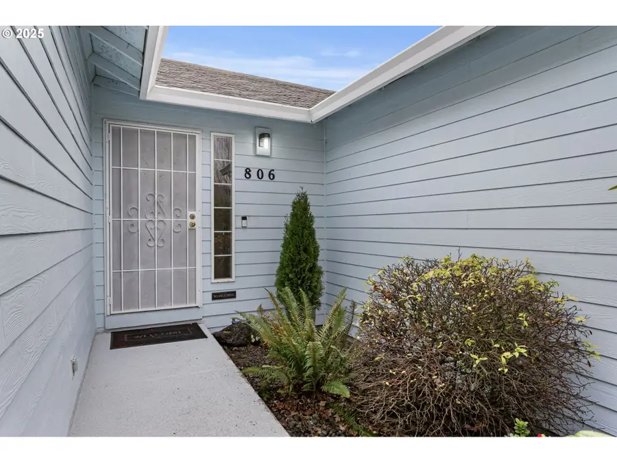 806 E Edgewood Dr, Newberg, OR 97132 - Image #3