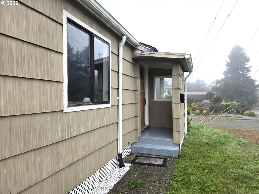 805 Pacific Ave, Coos Bay, OR 97420 - #2