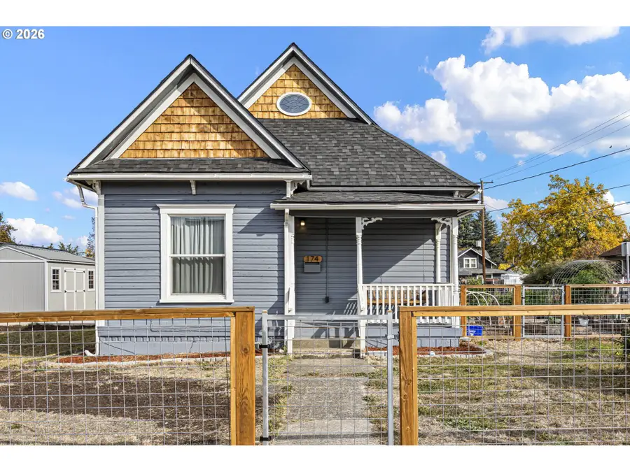 174 SE Mosher Ave, Roseburg, OR 97470 - #3