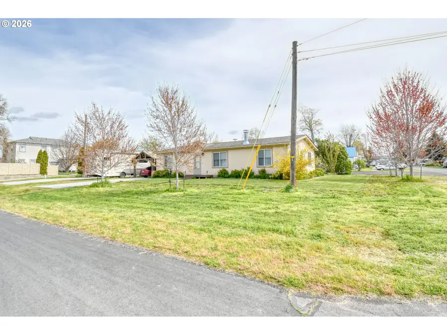 303 E College St, Athena, OR 97813 - #2