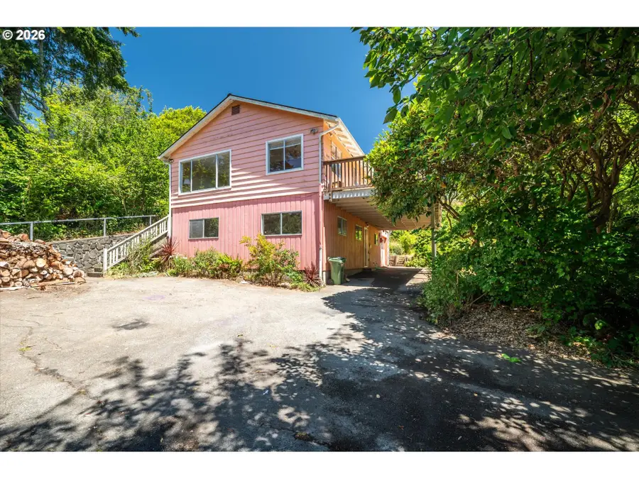 1077 F St, Coos Bay, OR 97420 - #3