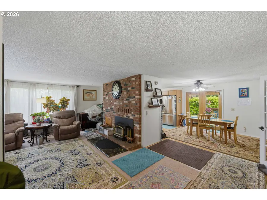 1945 Hazel St, Myrtle Point, OR 97458 - #3