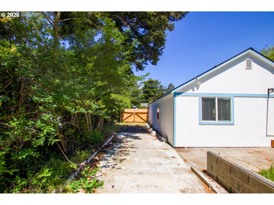 1860 30th St, Florence, OR 97439 - #3