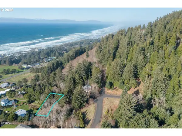 208 Chief Albert Dr, Yachats, OR 97498