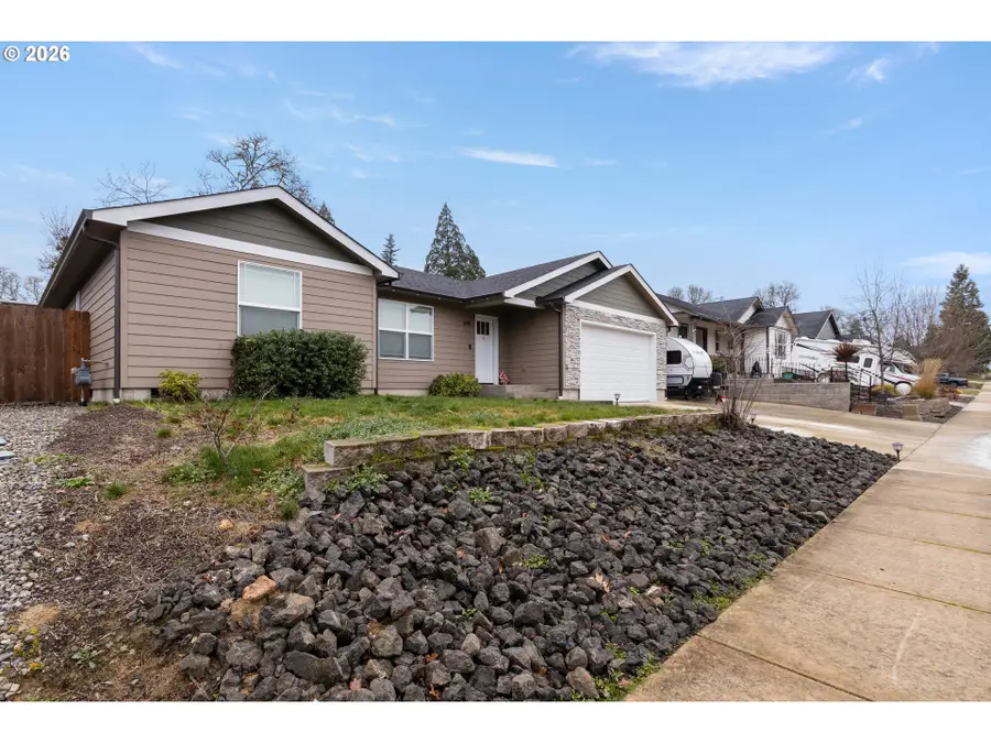 645 SE Garden Way Dr, Winston, OR 97496 - Image #2