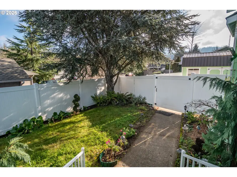 484 SE Clearwater Ct, Roseburg, OR 97470 - #2