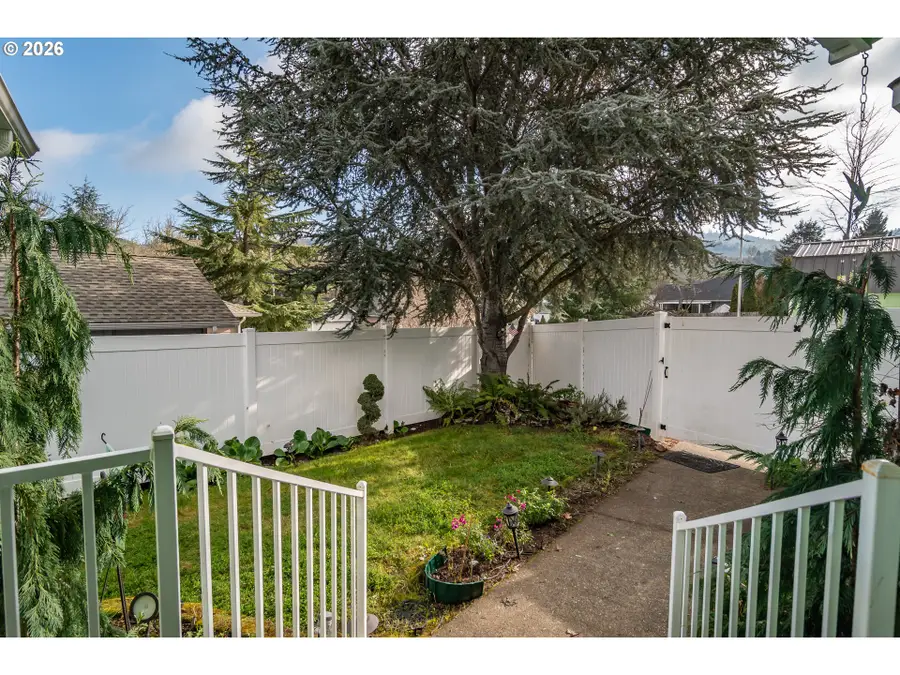 484 SE Clearwater Ct, Roseburg, OR 97470 - #3