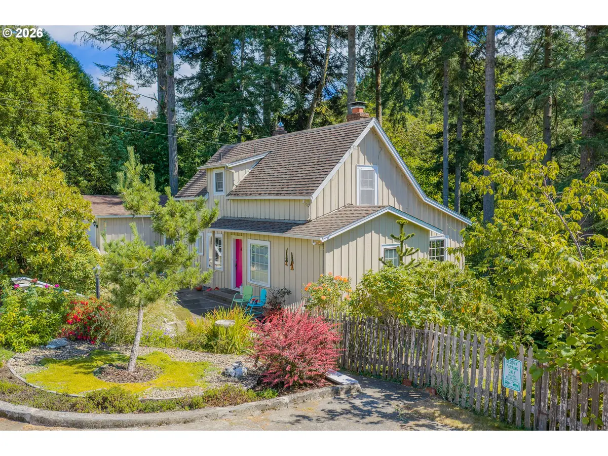 905 E 1st St, Coquille, OR 97423 - #1