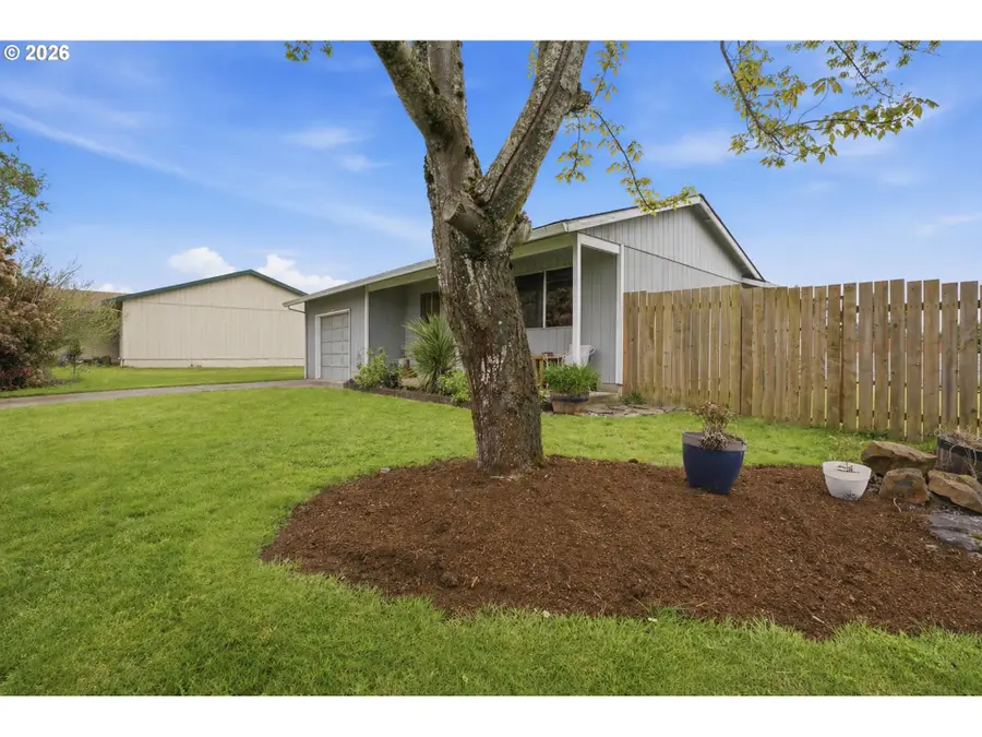 832 E 7th St, Molalla, OR 97038 - #2