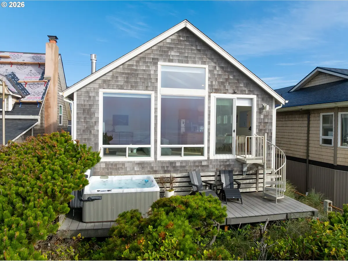 1227 N Pacific Ln, Rockaway Beach, OR 97136 - #1