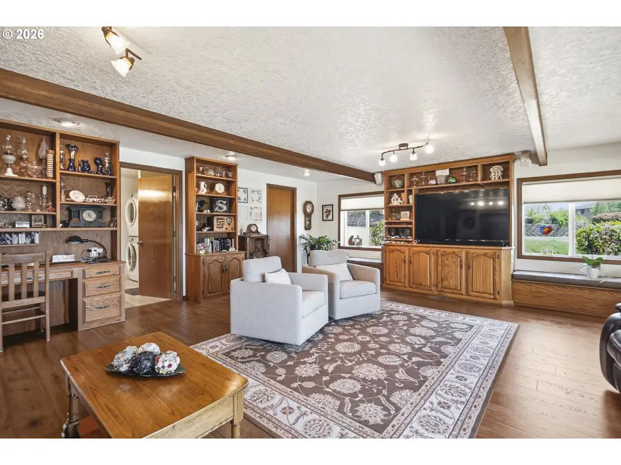 184 NE Gerlinger Ln, Dallas, OR 97338 - #3