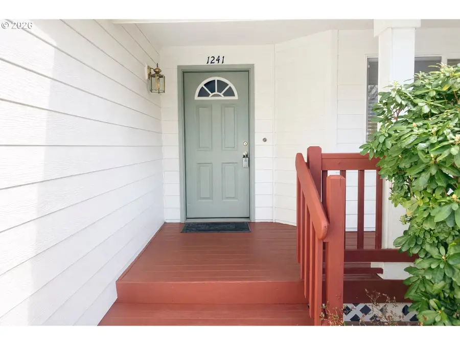 1241 E Southview Heights Dr, La Center, WA 98629 - #2