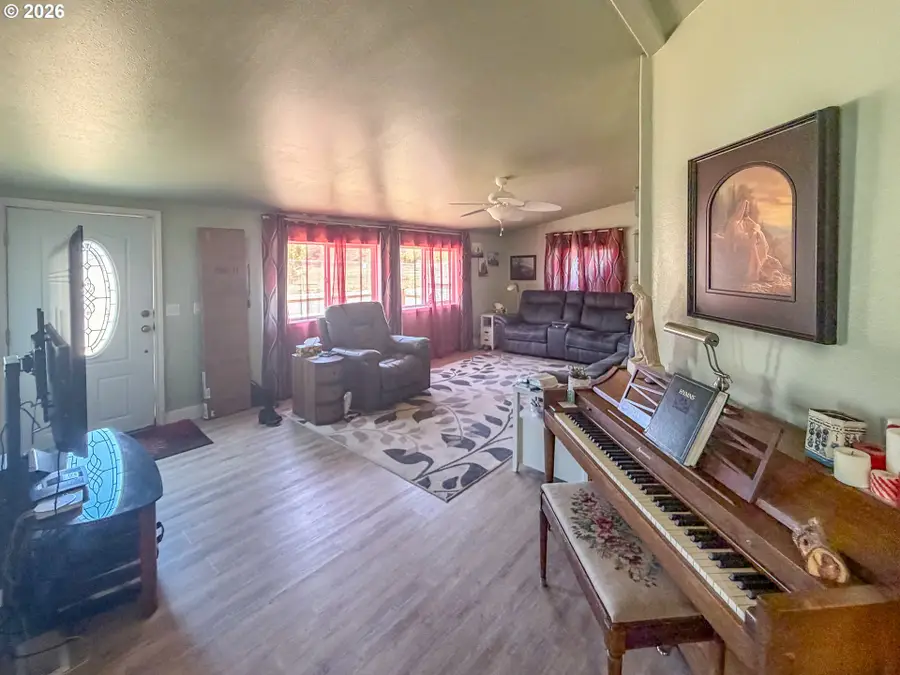 545 E 4th Ave, Riddle, OR 97469 - #2