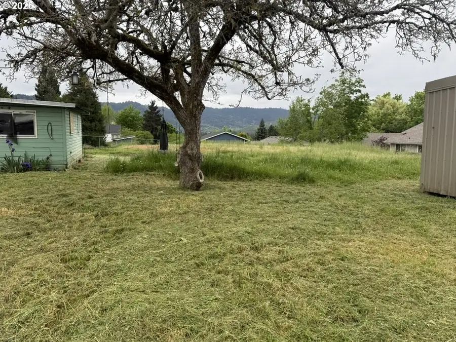 1420 NW Grove St, Roseburg, OR 97471 - #3