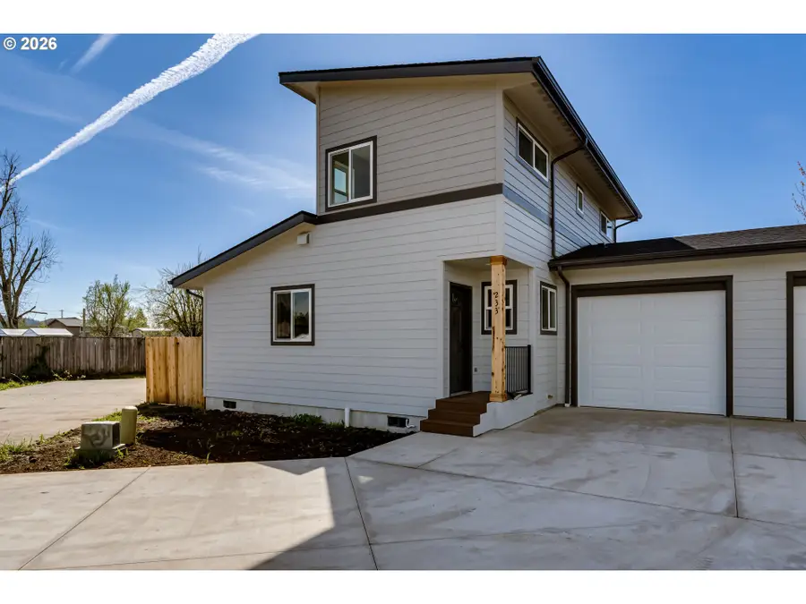 231/233 S 41st Pl, Springfield, OR 97478 - #2