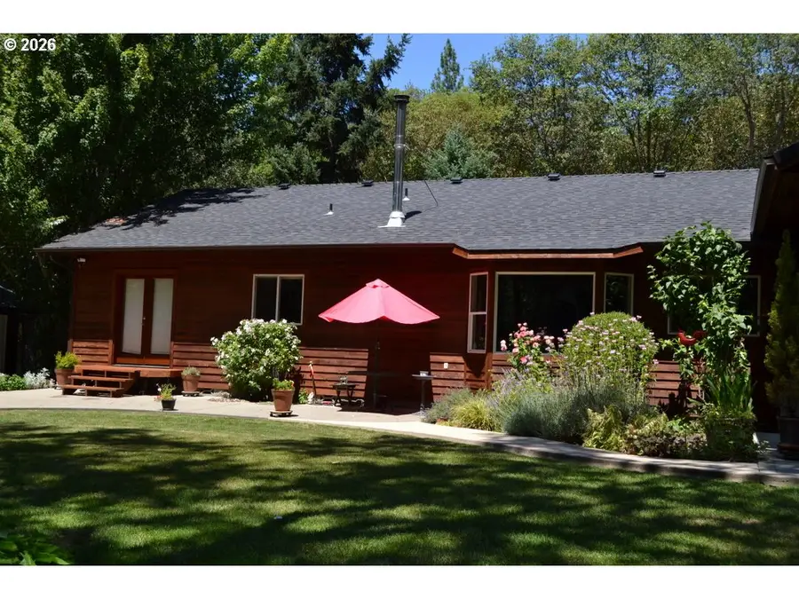 737 Pinecrest Dr, Grants Pass, OR 97526 - #2