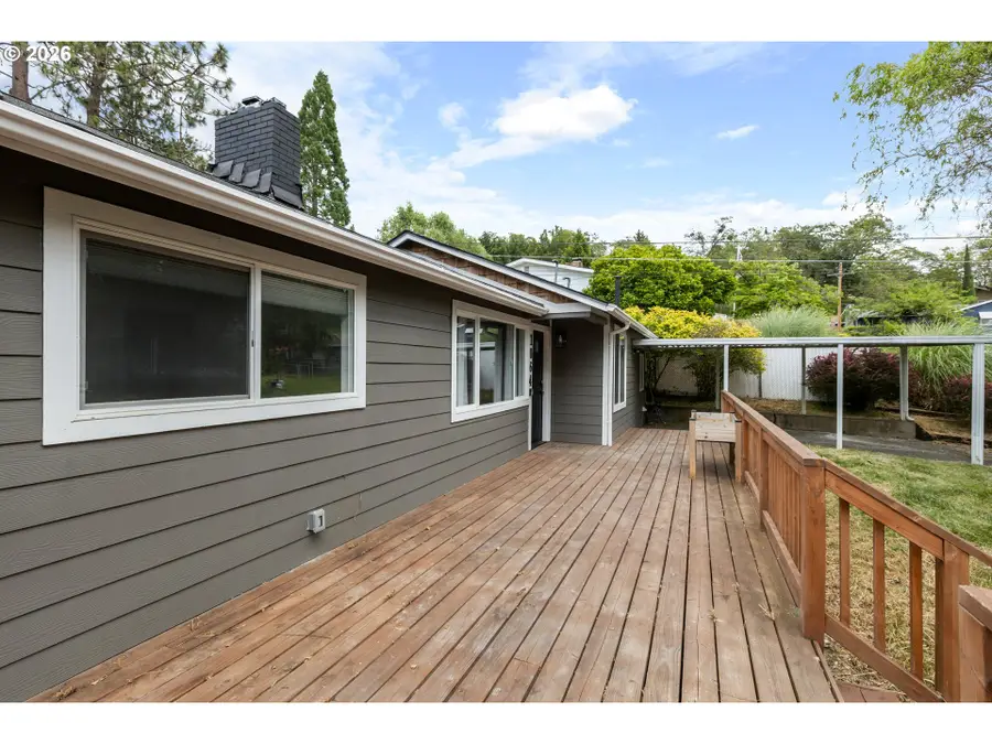 1064 NE Knoll Ave, Roseburg, OR 97470 - #3
