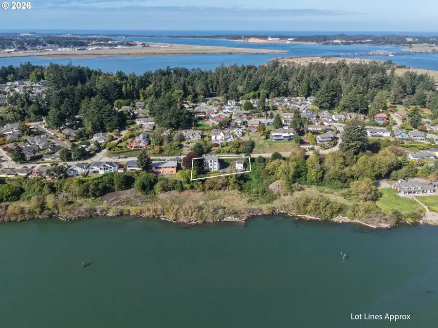 1368 Bayview St, North Bend, OR 97459 - #3