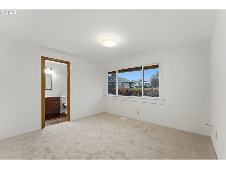 820 SE Barnes Ave, Gresham, OR 97080 - Image #3