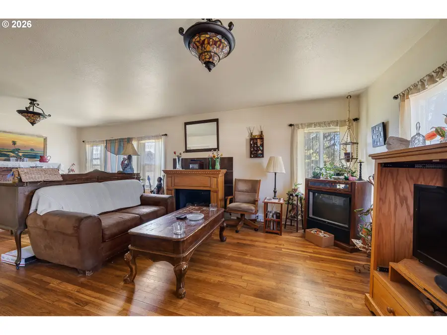 1313 1st St, Tillamook, OR 97141 - #2