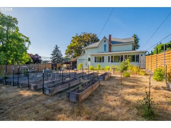 817 N Main St, Brownsville, OR 97327