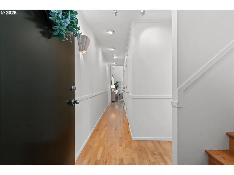 1009 NW Hoyt St #201, Portland, OR 97209 - #3