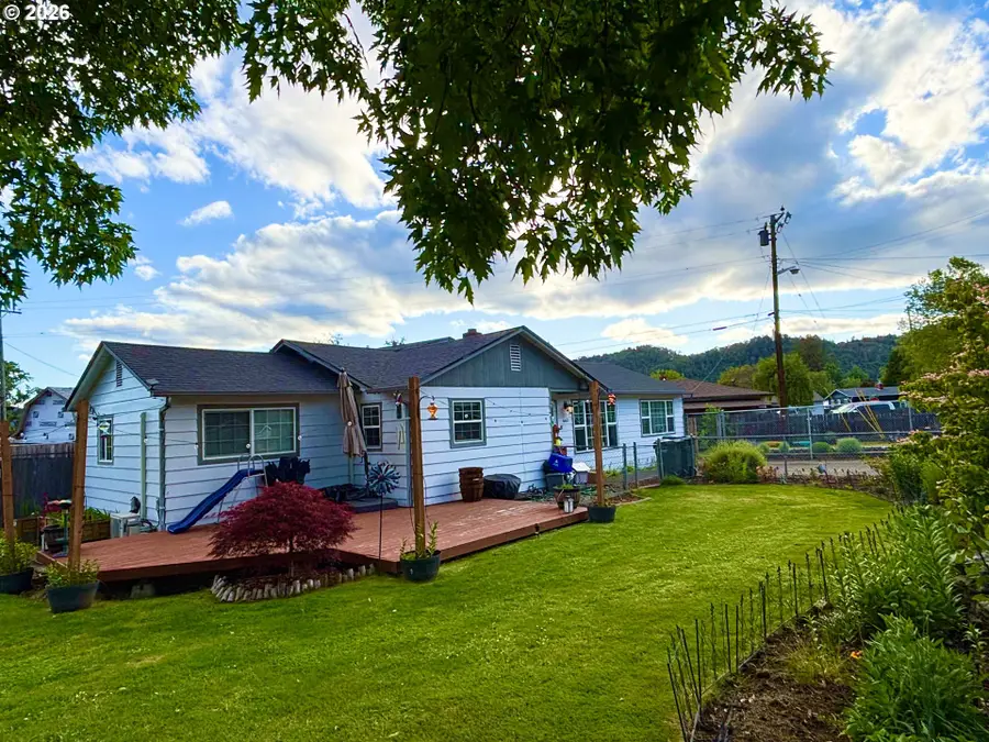 663 NE Knoll Ave, Roseburg, OR 97470 - #2