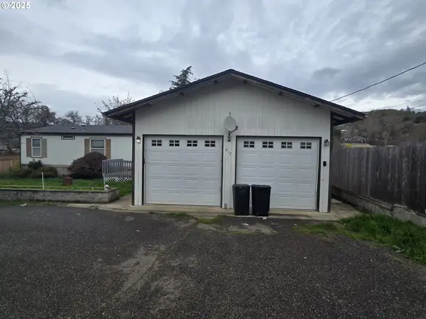 217 NE Peggy Ave, Roseburg, OR 97470