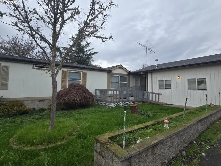 217 NE Peggy Ave, Roseburg, OR 97470 - Image #2