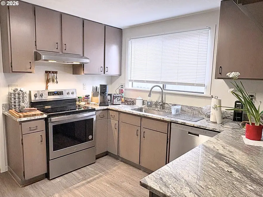 1708 Jasper Ave, Sutherlin, OR 97479 - #2