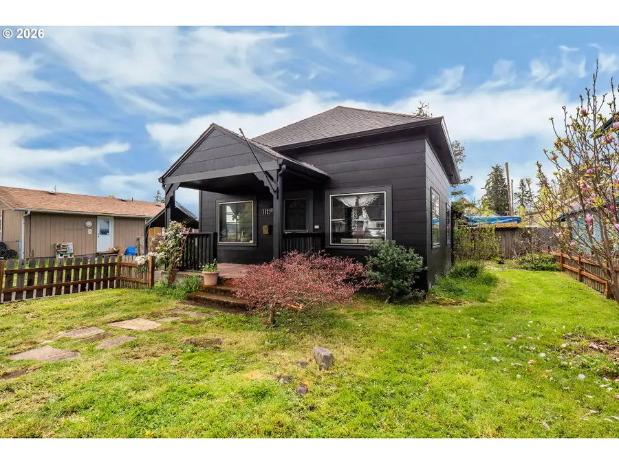 1119 Ash Ave, Cottage Grove, OR 97424 - #2