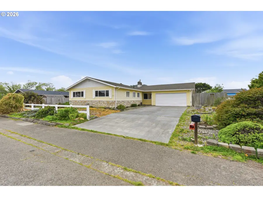835 12th St, Bandon, OR 97411 - #2