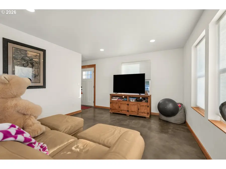 2300 Kelso Dr, Kelso, WA 98626 - Image #3