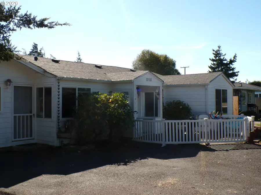 1958 17th St, Florence, OR 97439 - #2