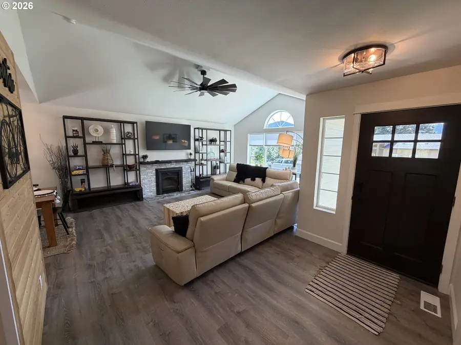 76705 Hazeldell Ct, Oakridge, OR 97463 - #3