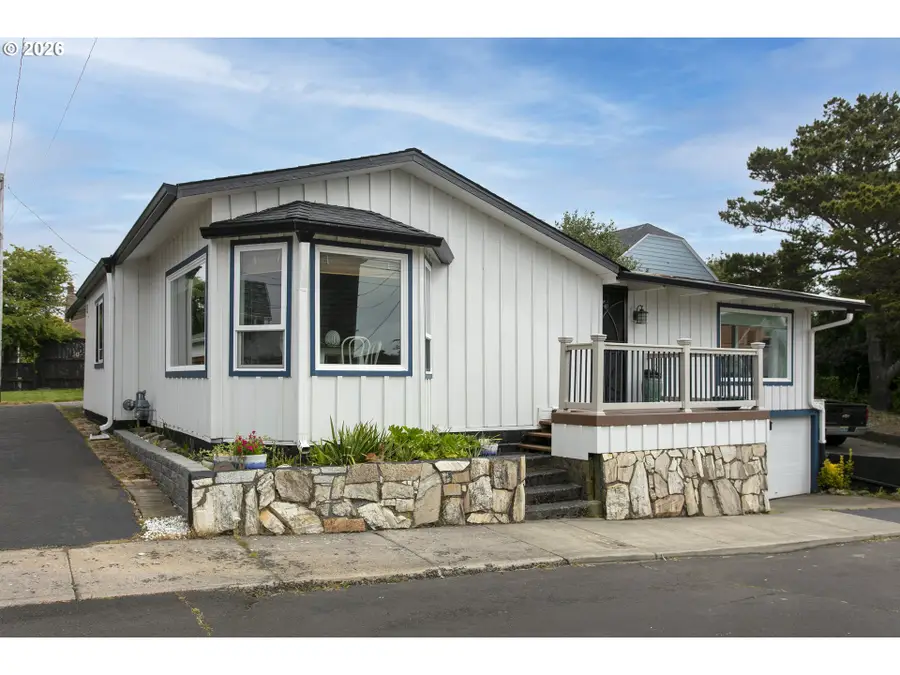144 6th Ave, Seaside, OR 97138 - #3