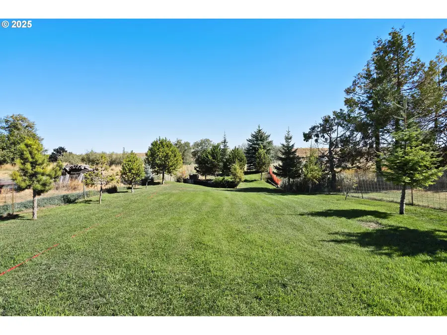 407 SW Fourth St, Grass Valley, OR 97029 - #2