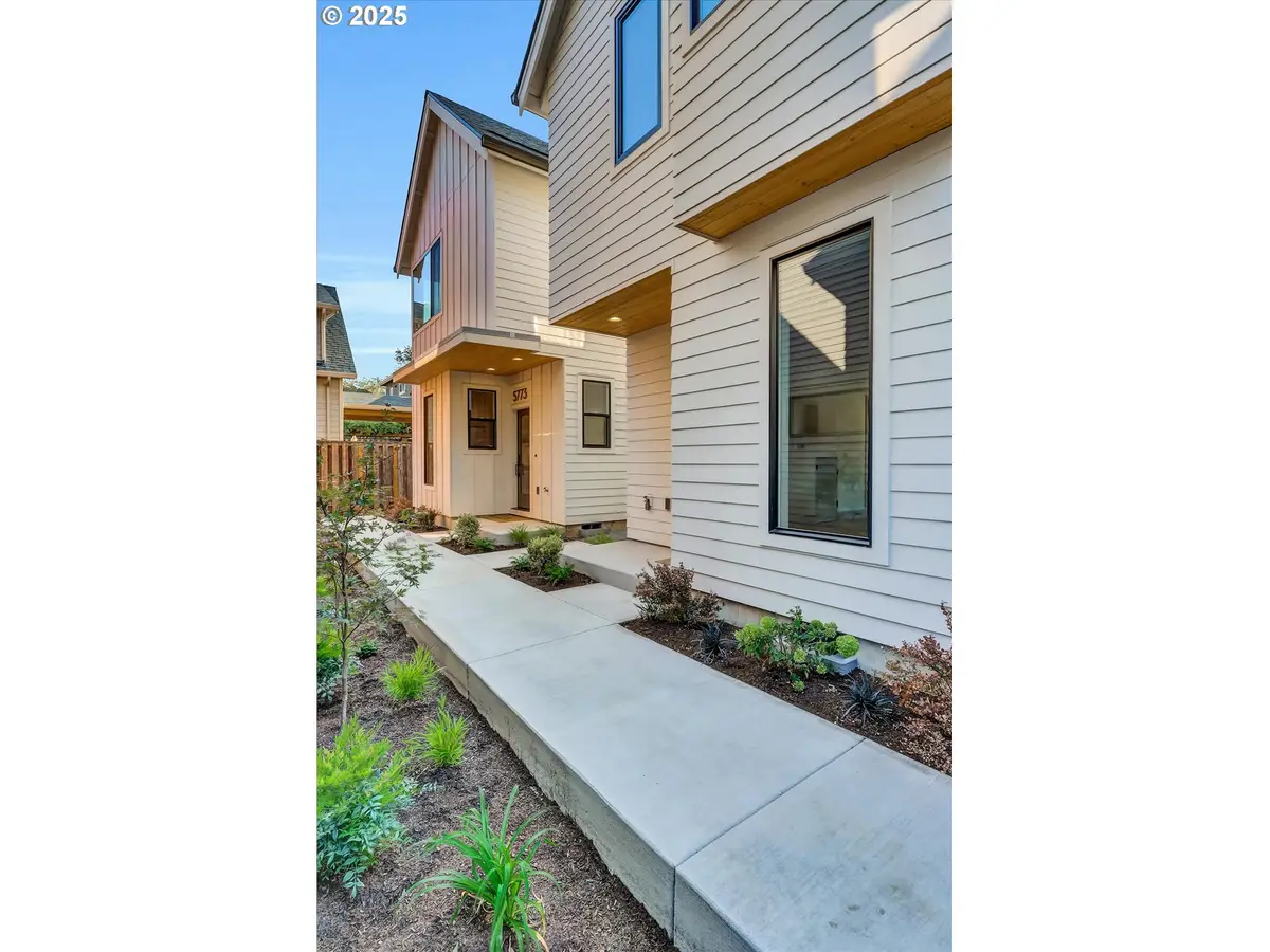 5773 S Kelly Ave, Portland, OR 97239 - Image #1