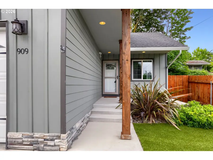 909 Highland St, Ridgefield, WA 98642 - #3