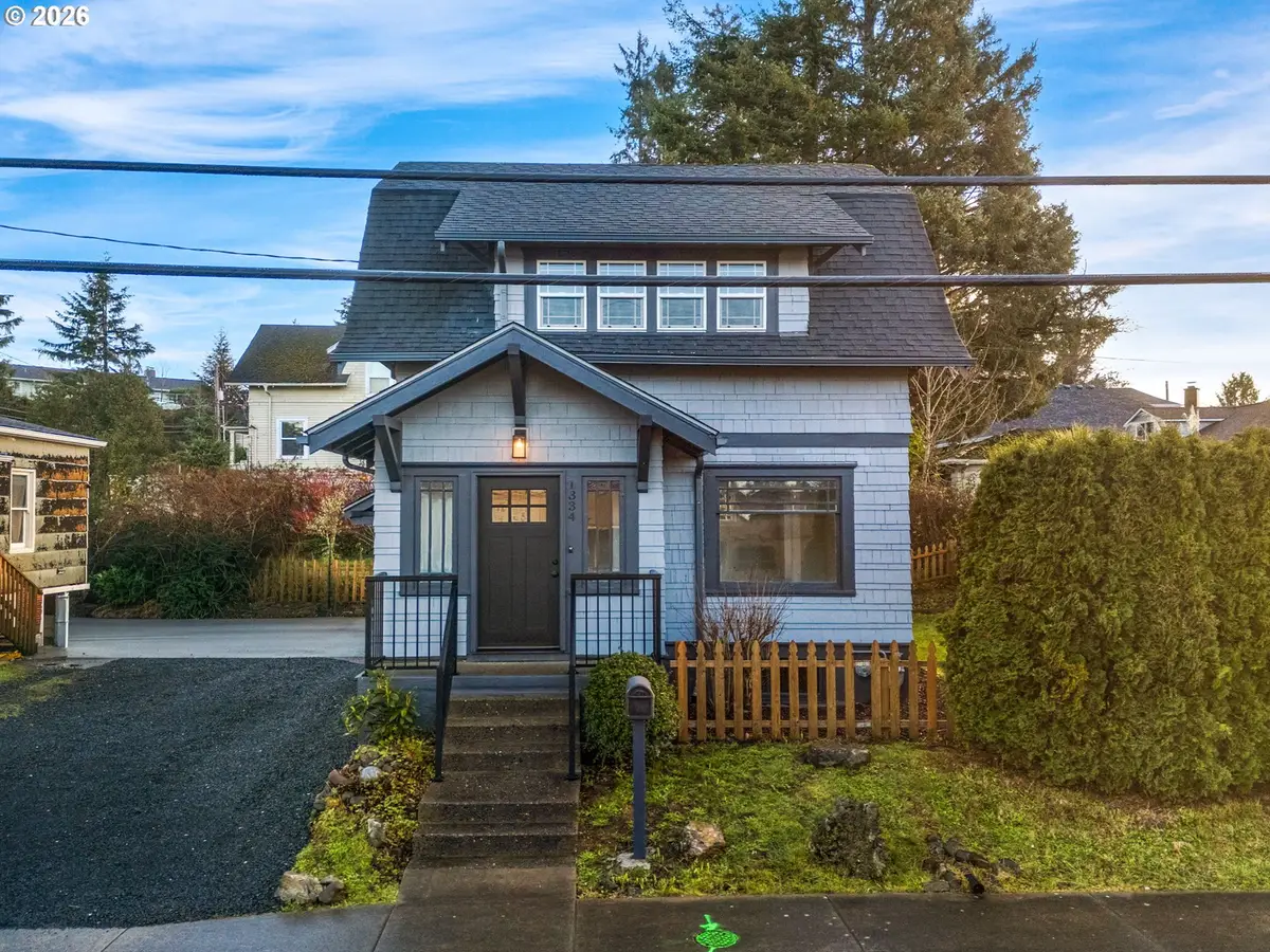 1334 8th St, Astoria, OR 97103 - Image #1