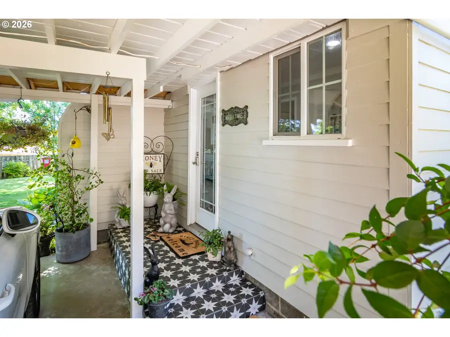421 NW Cary St, Winston, OR 97496 - #3