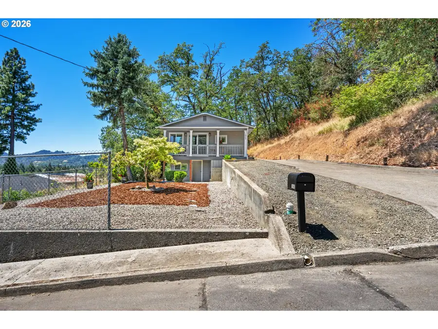1840 NW Goetz St, Roseburg, OR 97471 - #2