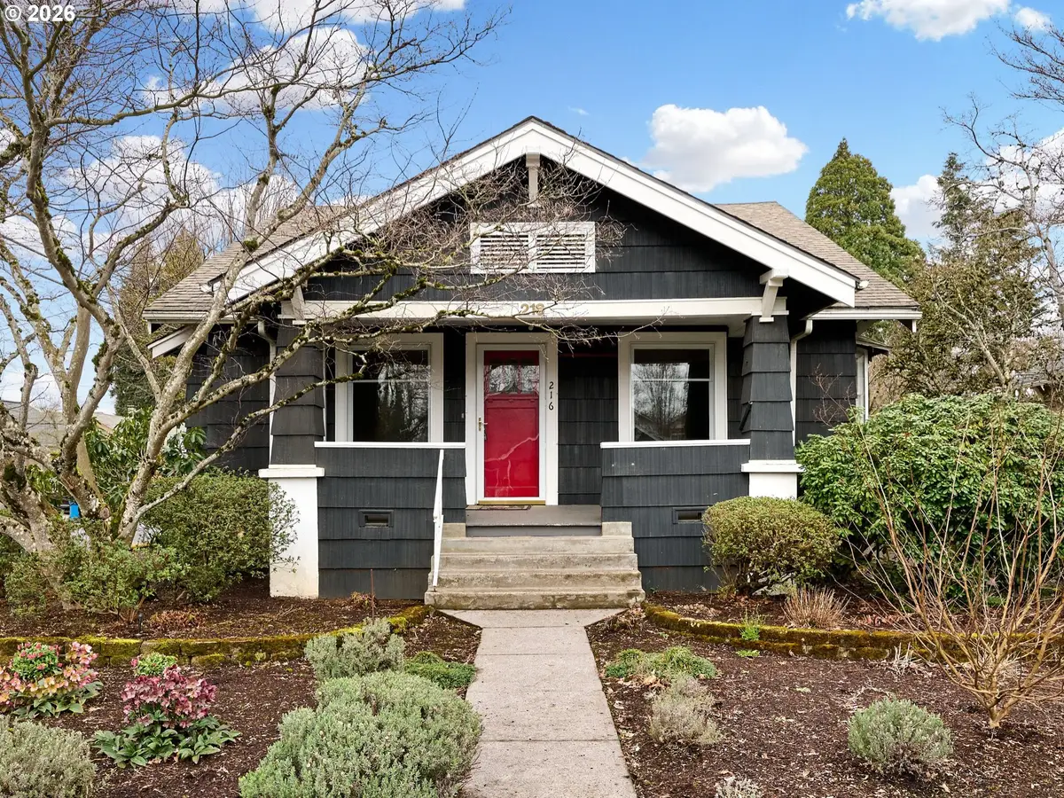 216 S James St, Silverton, OR 97381 - #1