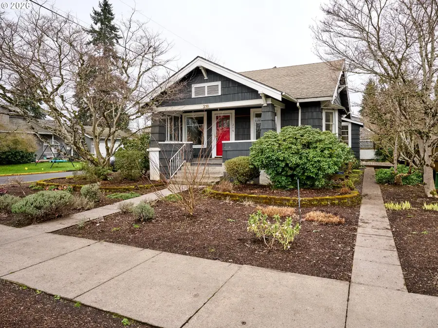 216 S James St, Silverton, OR 97381 - #2