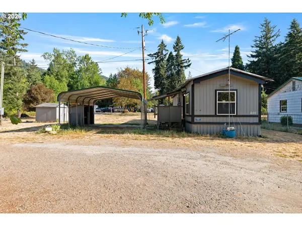 200 Lizzy Ln, Glendale, OR 97442